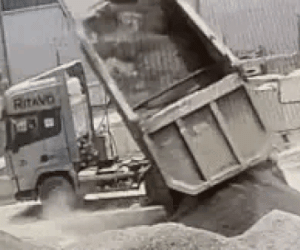 Ám ảnh khoảnh khắc thân xe ben lật nghiêng, đè sập cabin khiến tài xế trẻ tử vong thương tâm