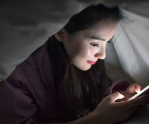 Hay thức khuya nghịch điện thoại, chăm chỉ ăn 3 loại trái cây này chính là cứu tinh của đôi mắt