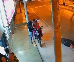 Clip: Bắn chết nhầm đồng bọn trong lúc cướp xe máy, phản ứng sau đó của gã côn đồ gây thêm chú ý