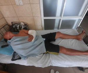 Đang ngồi trước cửa nhà, bị kề mã tấu vào cổ, chém gây thương tích