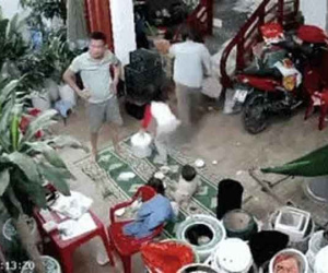 Sốc với góc quay toàn cảnh chồng hất thẳng mâm cơm vào người cực phẫn nộ!