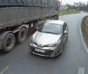 Tài xế nhận nhiều 'gạch đá' nhất hôm nay vì vượt ẩu tại khúc cua gắt