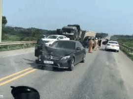 5 ô tô nát bét sau tai nạn liên hoàn, clip hiện trường khiến nhiều người kinh hãi