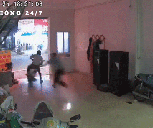 Trộm cắp bất thành, tên trộm bị chủ nhà và người dân 'tẩn cho một trận' nhớ đời
