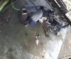 Clip: Hài hước pha tụt quần chữa cháy độc nhất vô nhị của người thợ sửa xe