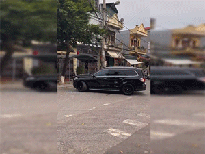 Mercedes lao vào nhà dân, tiếp tục lùi xe bỏ chạy tông tử vong một người phụ nữ, nhiều bộ phận cơ thể rơi ra đường gây kinh hãi