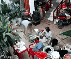 Hé lộ clip đầy đủ vụ chồng hất cả mâm cơm vào mặt vợ con: Câu chuyện rẽ hướng đột ngột khiến dân tình đồng loạt 'quay xe'