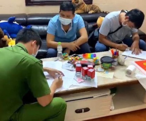 Phá đường dây mua bán bằng đại học rởm, phát hiện con dấu giả của công an phường, sở y tế