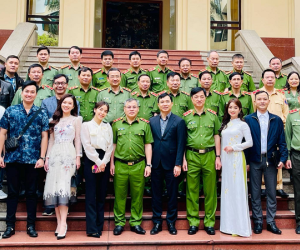 Ê kíp phim 'Phố trong làng' nhận bằng khen của Bộ Công an
