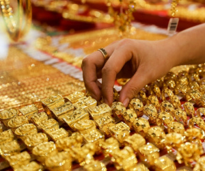 Vàng bám trụ 69,3 triệu đồng, vẫn cao hơn thế giới 15 triệu đồng/lượng