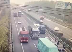 Tránh cừu sang đường làm đoàn xe con gặp tai nạn liên hoàn, cảnh cuối đáng sợ khi tất cả tài xế bị ô tô tải cán tử vong