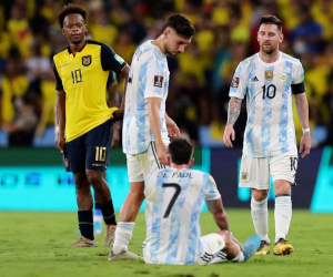 Argentina bị Ecuador cầm chân trong trận đấu gây tranh cãi