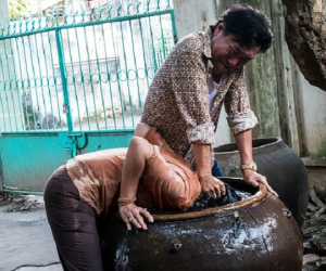 Sốc nặng với cảnh nam diễn viên Việt dìm đầu vợ vào lu nước
