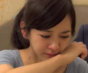 Đêm hôm cưới của anh trai, tôi giật mình thấy chị dâu ngồi một mình dưới góc bếp khóc nức nở