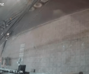 Hãi hùng cảnh bó thép trên xe container rơi xuống đường, kéo lê người và xe máy hàng chục mét
