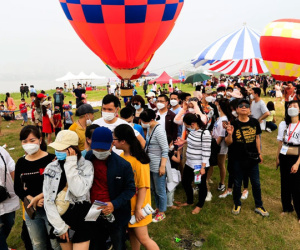 Hà Nội qua đỉnh dịch, các khu vui chơi đông nghịt trẻ em, vì sao vẫn 'đợi tiêm vắc xin mới cho trẻ tới trường'?