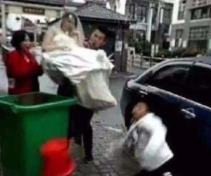 Choáng với cảnh chú rể ném cô dâu vào thùng rác ngay trong đám cưới, nghe lý do xong ai cũng đồng tình