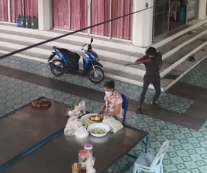 Người đàn ông lăm lăm con dao tiến sát bà chủ quán nhưng thay đổi thái độ khi thấy con vật trên bàn