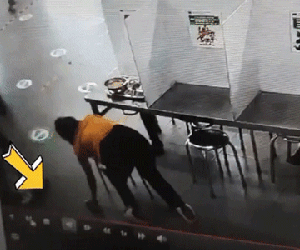 Vô tình nhặt được 'của rơi' trong nhà ăn công ty, nữ đồng nghiệp có hành động bất ngờ