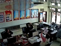Đang ngồi làm việc, cả công ty bỗng tá hỏa vì trần nhà sập xuống