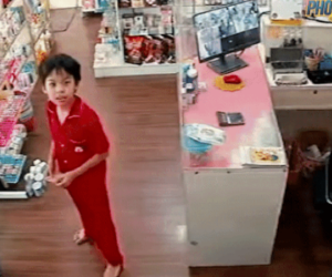 'Cậu ấm' đang trộm tiền của mẹ thì bị camera bắt trọn 'khoảnh khắc' và cái kết 'nhanh trí' ngay sau đó