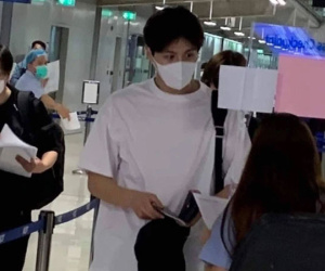 Tài tử Kim Seon Ho lần đầu lộ diện sau bê bối ép bạn gái phá thai, danh tính người đi cùng khiến netizen phấn khích