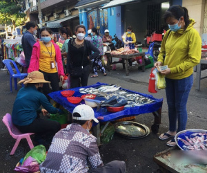 Mọi thứ quay cuồng tăng giá, công nhân cuốc bộ đi làm từ tờ mờ sáng