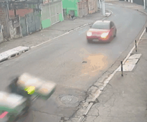 Clip: Lấn làn khi vào cua, ô tô húc người đi xe máy bay lên vỉa hè