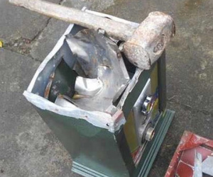 Phá két nhà cô ruột, vơ vét tài sản giấu trong nhà vệ sinh