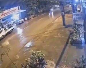 Lao như bay giữa trời mưa lớn, tài xế xe máy tông vào đuôi xe tải tử vong tại chỗ