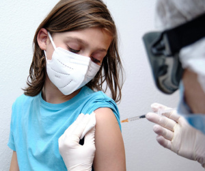 Phản ứng thường gặp ở trẻ từ 5- 11 tuổi khi tiêm vaccine COVID-19 và những dấu hiệu cha mẹ cần đưa con đi viện ngay