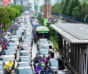 Xe buýt nhanh BRT 'bò' trên làn đường ưu tiên