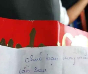Thanh niên 'méo mặt' vì nhận lì xì 'nát hết cả duyên' sau khi bê tráp