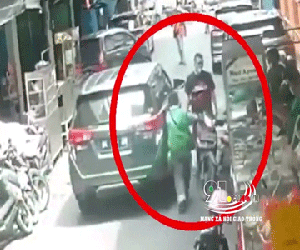 Video: Tài xế ôtô bị lái xe công nghệ đánh hội đồng sau một cái gõ cửa