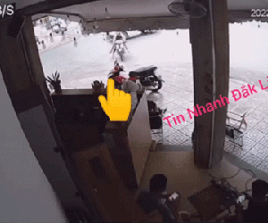 Clip: Va chạm với ô tô, cô gái 'bay như chim' vào quán cà phê bên đường