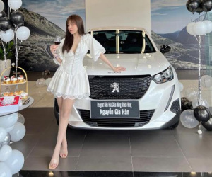 Bạn gái Hoàng Đức chính thức nhận xế hộp mới, Tiến Linh lập tức vào trêu chọc