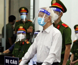 Cựu Chủ tịch Khánh Hoà khai không biết ký vi phạm vì 'tin anh em tham mưu'