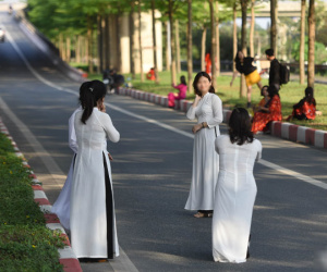 Bất chấp 'bị chê', chị em Hà thành vẫn lao ra tạo dáng giữa đường bàng lá nhỏ