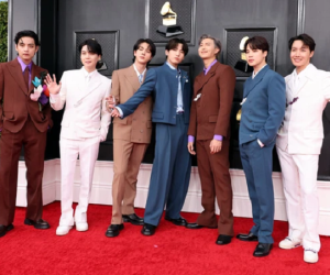 Siêu thảm đỏ Grammy 2022: Lady Gaga, BTS đẹp xuất sắc bên dàn sao lên đồ quái dị như dự tiệc Halloween