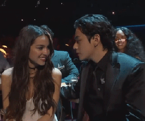 Khoảnh khắc 'rụng tim' tại Grammy 2022: V (BTS) thì thầm với Olivia Rodrigo tình tứ hết phần thiên hạ