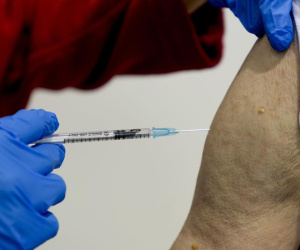 Người đàn ông tiêm vaccine Covid-19 đến 90 lần để buôn giấy chứng nhận