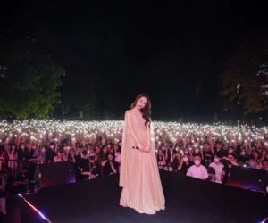 Hòa Minzy đang hát bỗng dừng lại kiểm tra âm thanh để khẳng định hát live, dân tình nghi đang 'cà khịa' Erik hát nhép