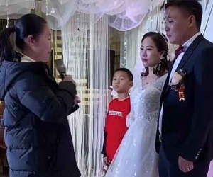 Tiễn mẹ đi lấy chồng, con gái nói 1 câu giữa hội trường đám cưới khiến ai nấy nước mắt rưng rưng