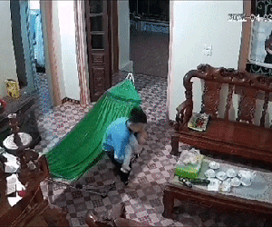 Giúp mẹ dỗ em bé sơ sinh nhưng lại chẳng may 'tuột tay', biểu cảm của anh trai sau đó khiến ai nấy đều xót xa