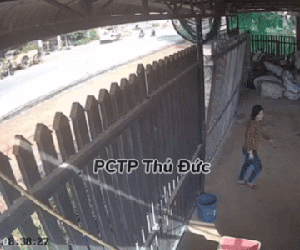 Kinh hoàng clip người phụ nữ lững thững đi vào nhà thì bị cổng sắt đổ sập đè trúng người