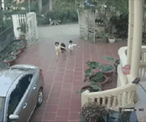 Clip: Con chó hung hăng vồ 2 bé gái chơi trước cửa nhà, người mẹ phản ứng nhanh bằng một vật