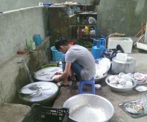 Lần đầu về ra mắt nhà bạn gái bị 'lừa' rửa một mình 8 mâm bát, nam thanh niên mếu máo đăng đàn 'bóc phốt' thì nhận được lời khuyên cực uy tín