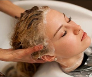 Gội đầu buổi sáng và gội đầu buổi tối, cái nào hại hơn? Nên gội đầu như thế nào mới tốt cho sức khỏe?