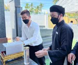 NS Hoài Linh hiếm hoi lộ diện cùng các anh em ruột an vị cho bố, 6 tháng trôi qua vẫn chưa nguôi nỗi đau buồn