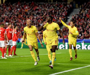 Thắng cách biệt trên sân khách, Liverpool đặt một chân vào bán kết
